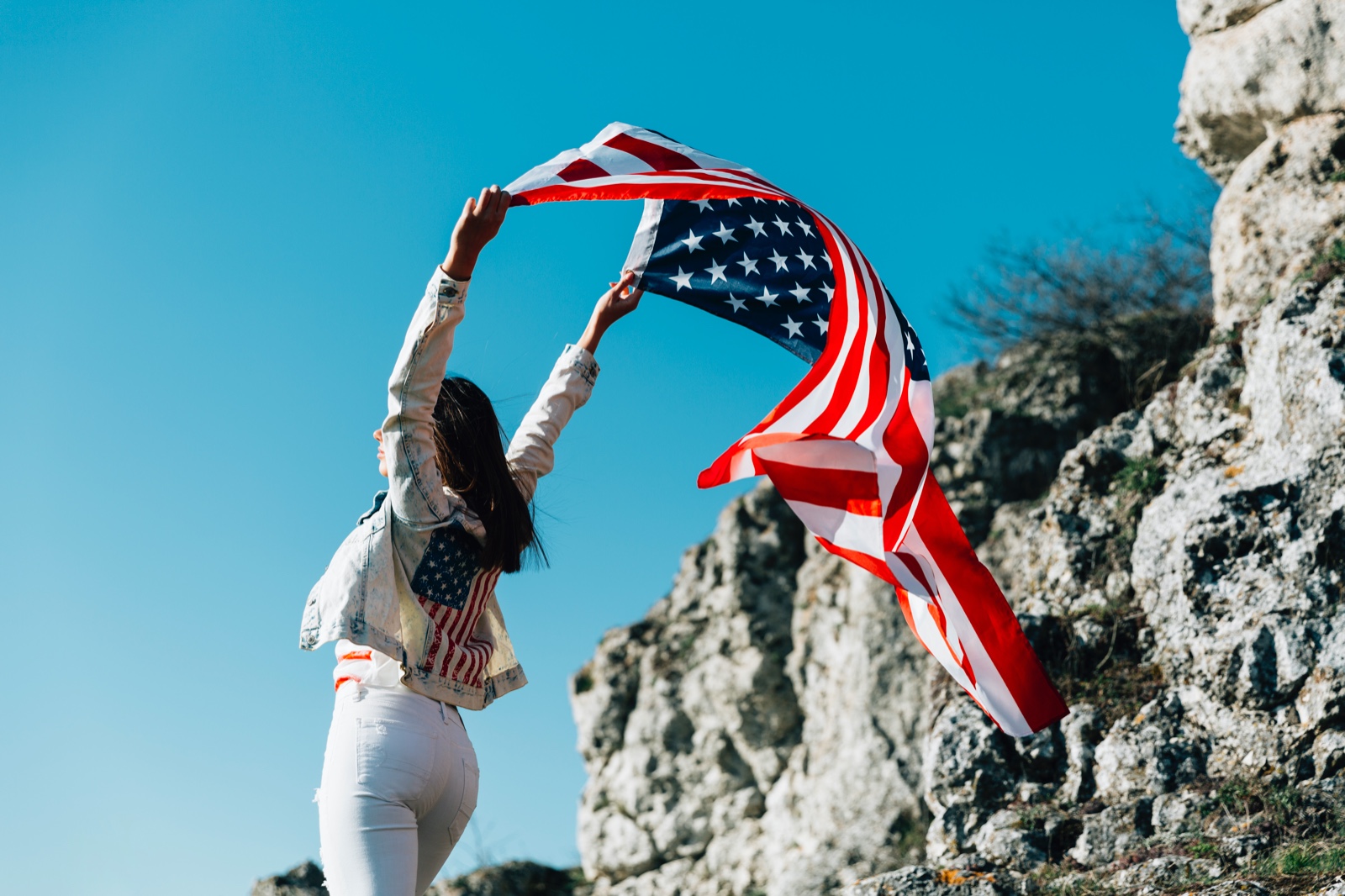 Mulher segurando bandeira dos EUA